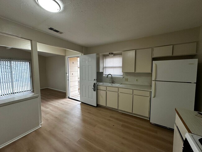 Photo - Quattro Investment Group LLC1 (5802 Emerald Forest Dr) Unidad B
