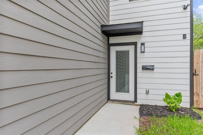 Photo - 8161 Tate St Unidad B