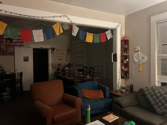 Photo - PRELEASE: Spacious 6+ bdrm/2 bath in York Neighborhood