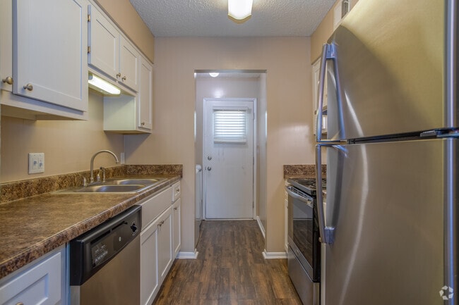1 BD, 1 BA - 750SF - Kitchen