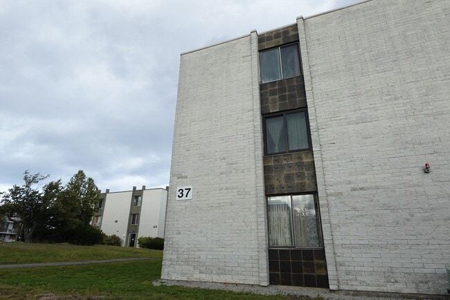 Building Photo - 37 Skyline Dr Unit 11