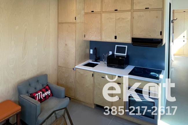 Photo - 613 Emery St W