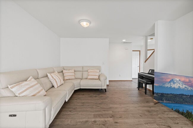 Photo - 306 Poppy Rd