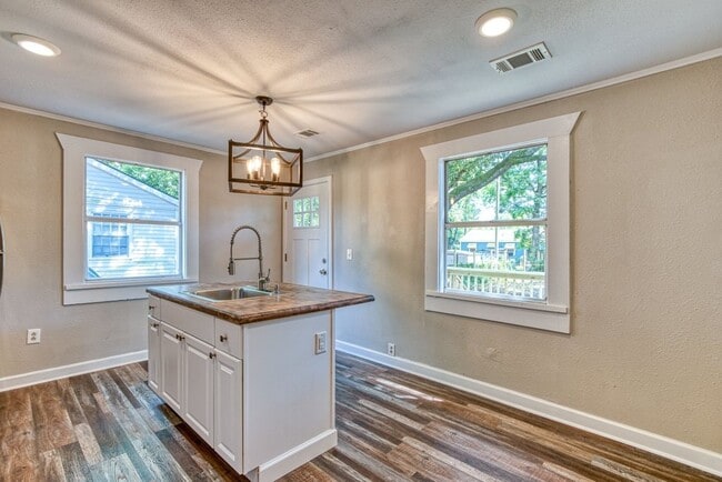 Photo - 2211 Beech St