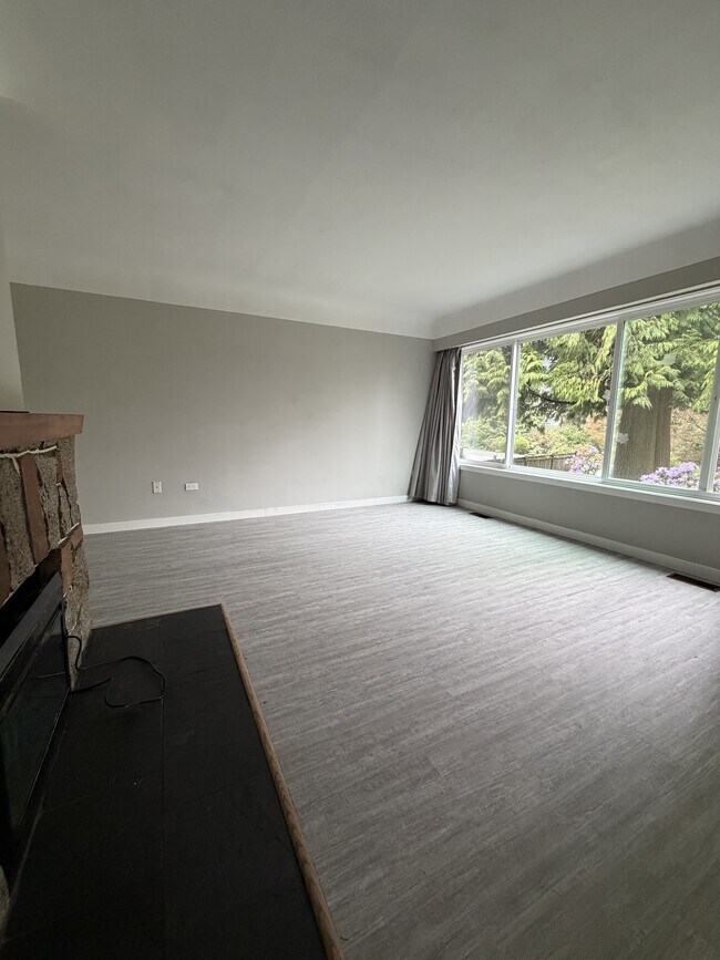 Photo - 10586-10127 127 St