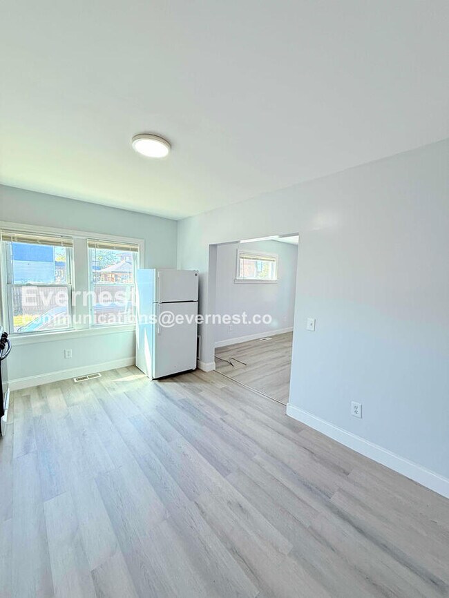 Photo - 2484 Woodmere St Apartment