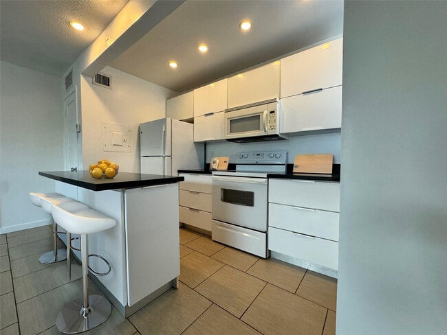 Building Photo - 2830 NE 30th Pl Unit 4