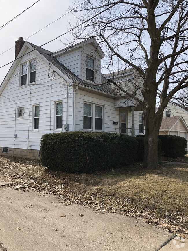 Building Photo - 2 bedroom home