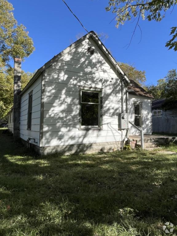 Building Photo - 330 N Spring St Rental