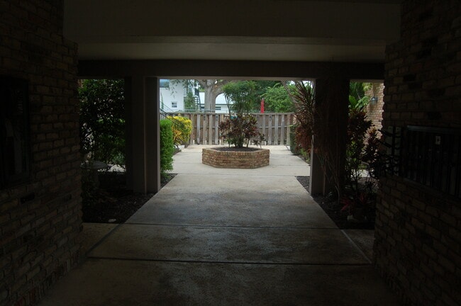 Photo - 1920 Woodcrest Dr Unidad 13