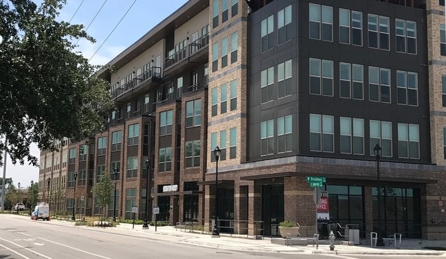 Building Photo - South 400