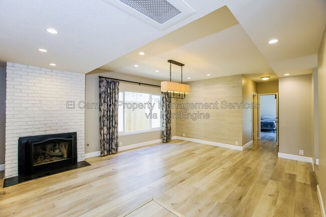 Photo - 1728 Lake St