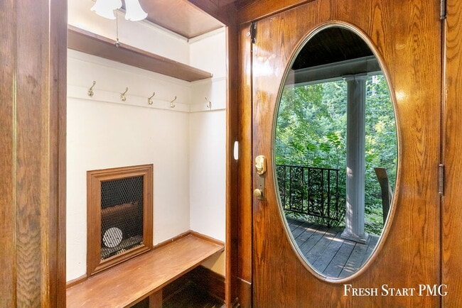 Photo - Spacious 3-Bedroom Haven with Sunroom & Wa... Unidad 2