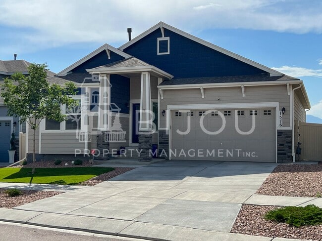 Photo - Grand Overlook to the Mountains!