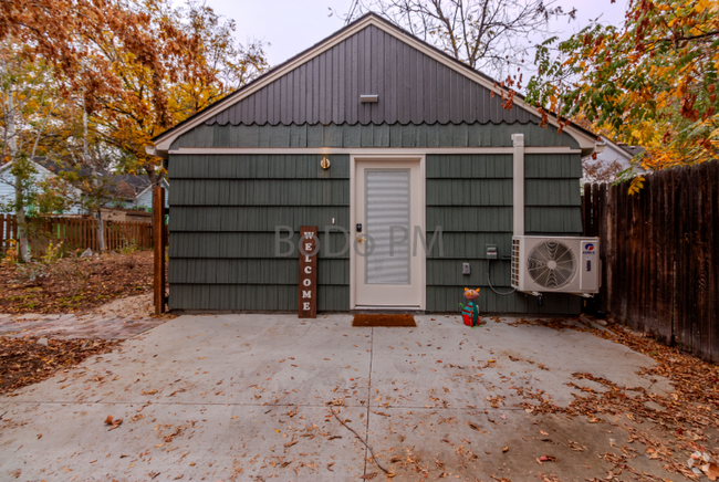 Building Photo - 2413 W Jefferson St Rental