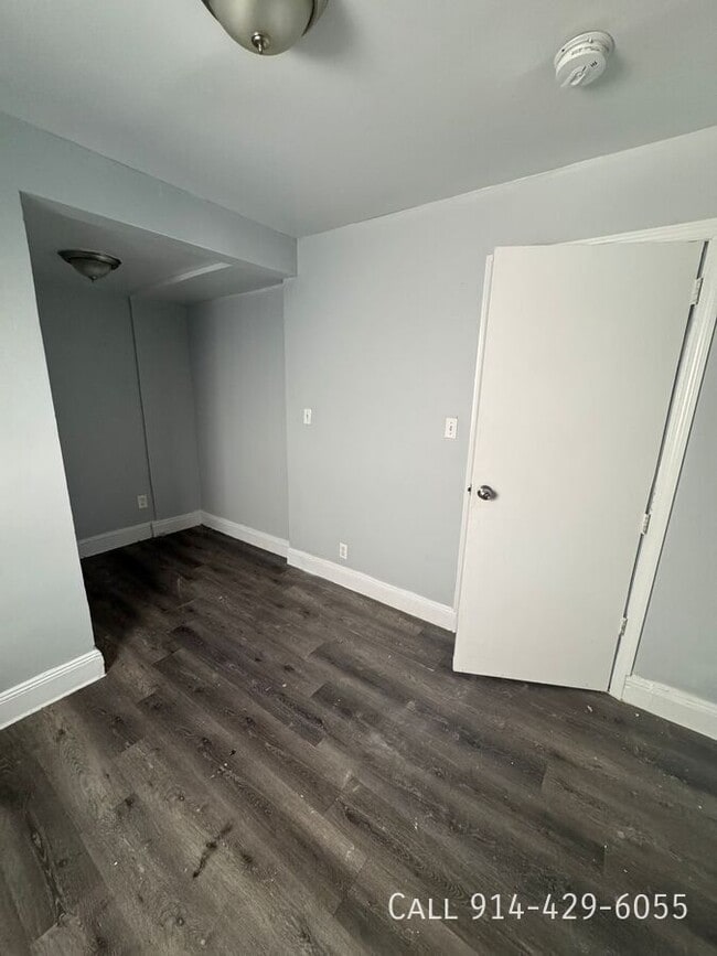 Building Photo - 122 Oak St Rental