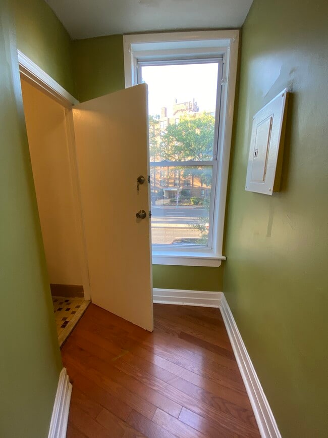 Building Photo - 1618 8th St NW Unit Apt 2