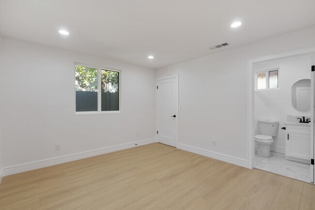 2708 S Cochran Ave