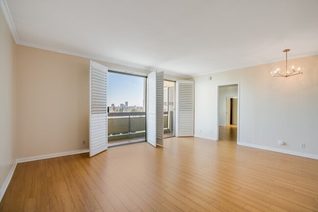 Photo - 321 S San Vicente Blvd Unidad 705