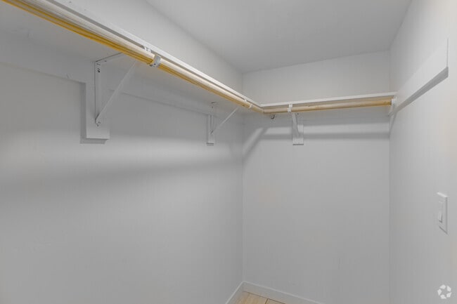 2BR, 2BA - 885SF