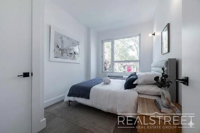 Photo - Welcome home to this bright and well-proportioned 2-bedroom, 1-bath apartment on a charming, tree-li Unidad 5F
