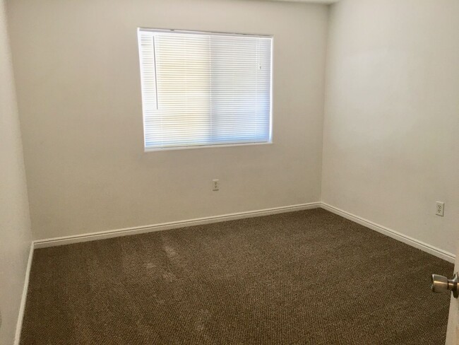 Building Photo - Hawk Hollow Townhome