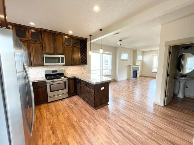 Photo - 4 Bedroom Home near Orenco Station!!