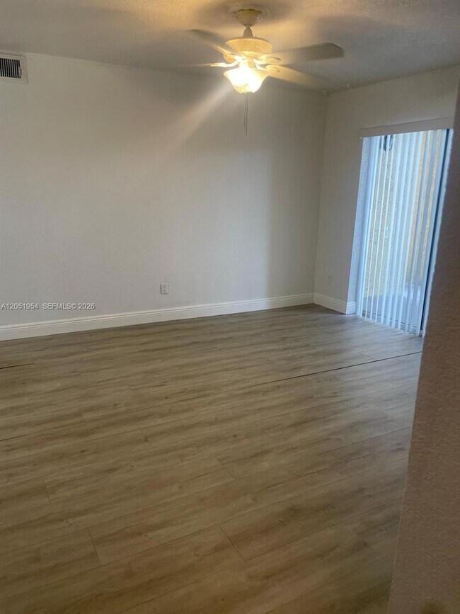 Photo - 927 Riverside Dr Unit 320