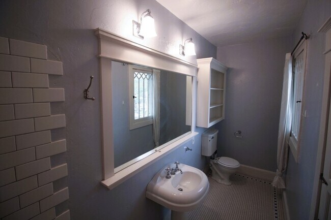 Photo - 851 E 3rd Ave Unit Apt 1