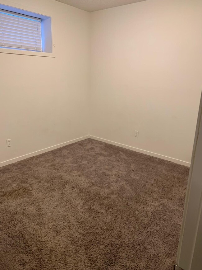 Photo - 811 177 St SW