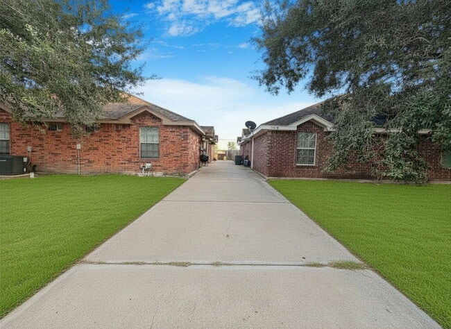 Building Photo - 1308 W Prosperity Dr Unit Apt C