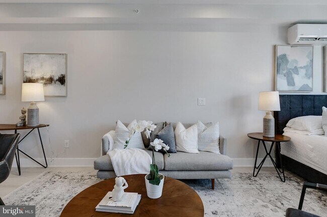 Building Photo - 1533 Ridge Ave Unit 401