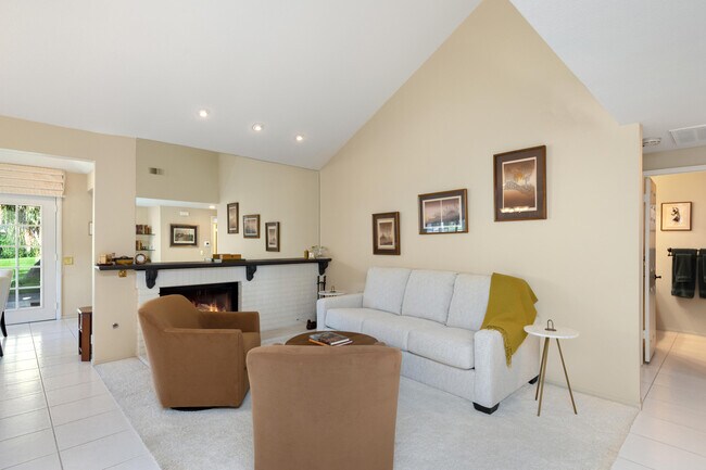 101 Avellino Cir