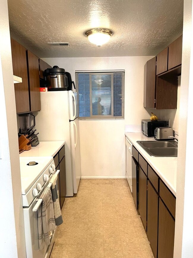 Building Photo - 1B/1B Pet Friendly Apartment South of BYU Unit 316