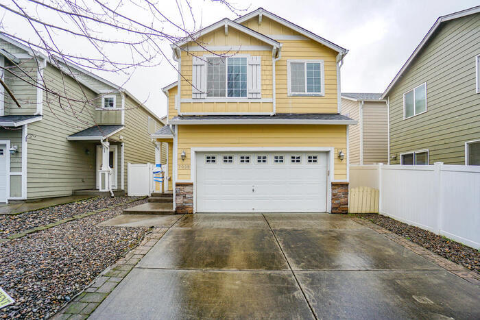 THREE BEDROOM NEAR VANCOUVER MALL - THREE BEDROOM NEAR VANCOUVER MALL