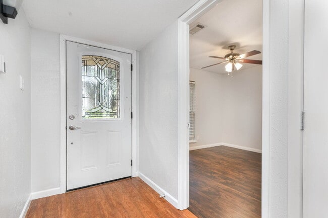 Building Photo - Great Entertaining Spaces!
