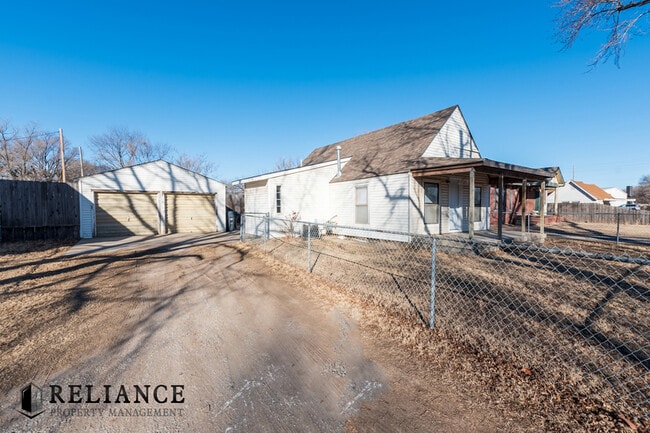 Photo - 615 N Doris St