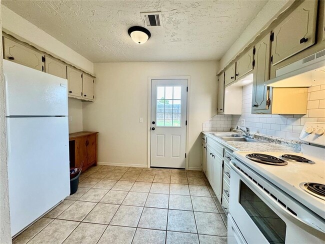 Photo - 411 E 3rd St