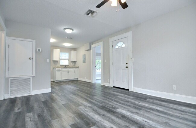 Photo - 912 Hart St