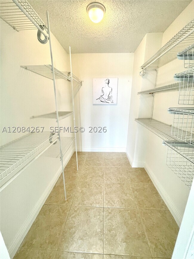 Photo - 1000 Parkview Dr Unit 527