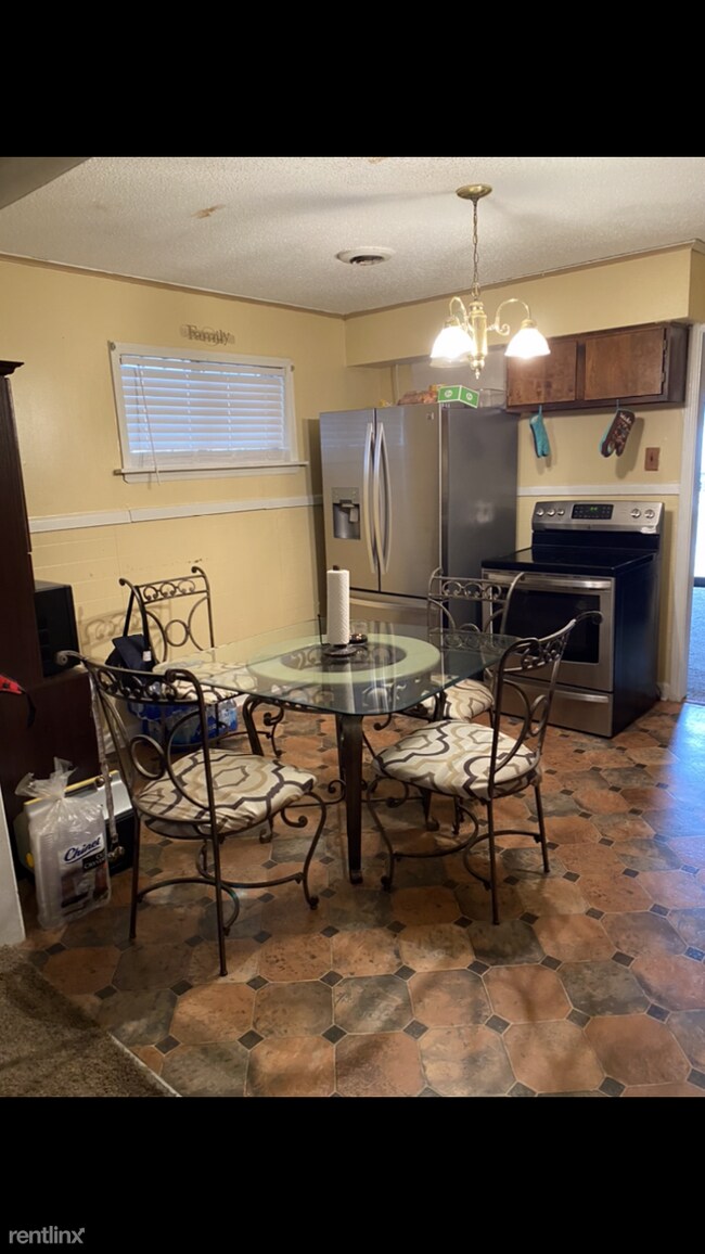 Photo - 3 br, 2 bath House - 300 Eastview St