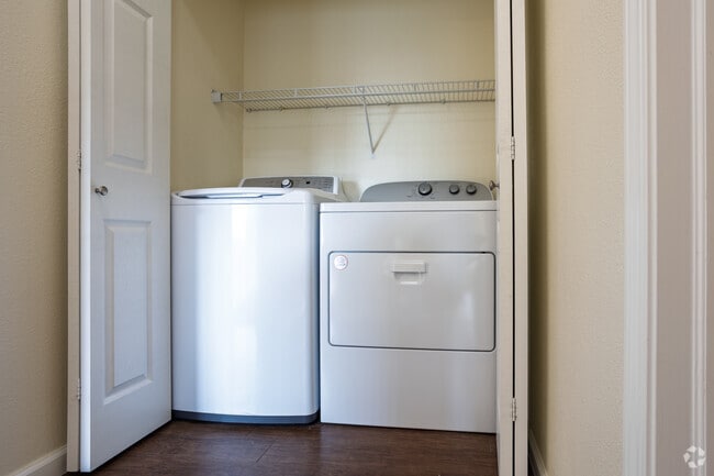 2BR, 2BA - 1033SF - In-unit Laundry