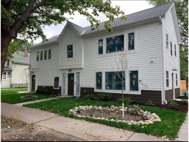 Building Photo - 2106 SE Fairmount St Rental