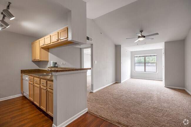 1BR, 1BA - 647SF - Living