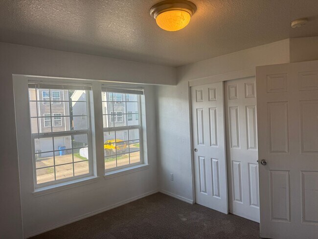 Photo - 3 Bed, 2 Bath Townhouse Available!