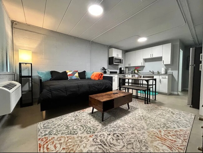Building Photo - Thunderbird Rental