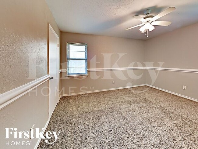 Photo - 213 E 5th St