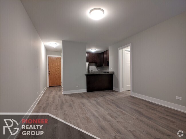 Building Photo - 542 W Surf St Rental