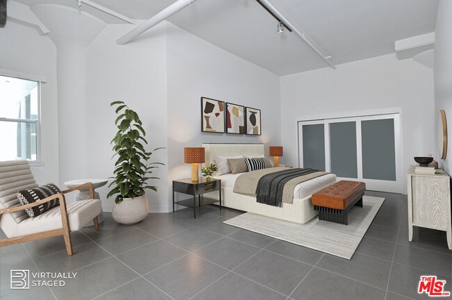 Photo - 939 S Broadway