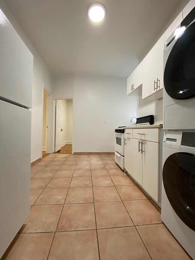 Kitchen - 975 Amsterdam Ave Unit 6